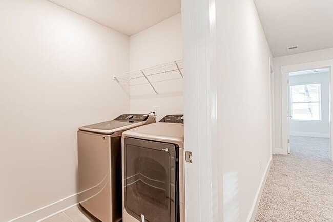 Building Photo - 3 Bedroom 2.5 Townhome Off of Butler Rd!