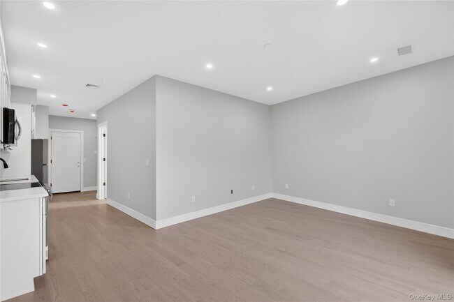 Building Photo - 10 Market St