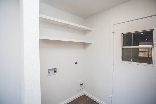 Building Photo - Fully Renovated 3/2/2!