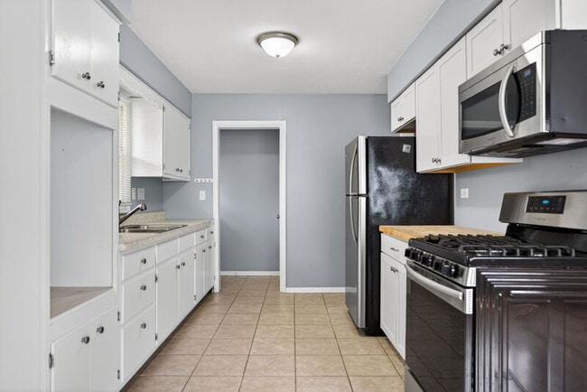 Building Photo - 5870 Garrett Ln
