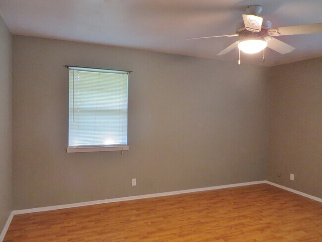Building Photo - 3 Bedroom 2 Bathroom Georgetown Home