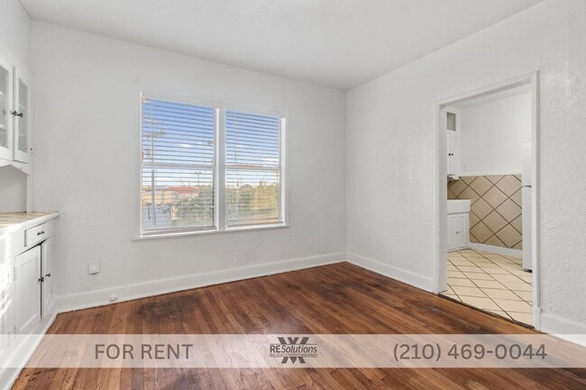 Building Photo - 1630 W Rosewood Ave