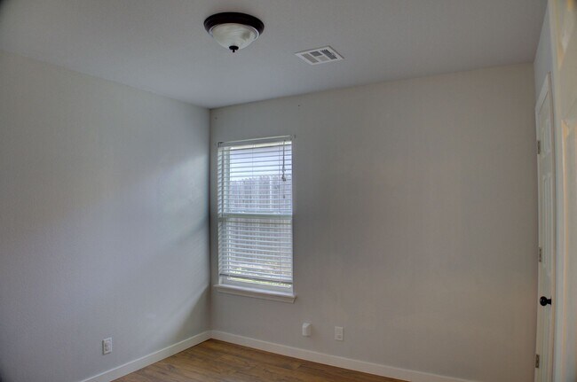 Building Photo - Coming Soon! 3 bed/2 bath!