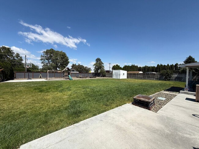 Building Photo - Spacious Kennewick Home with RV Parking & Incredible Outdoor Living!