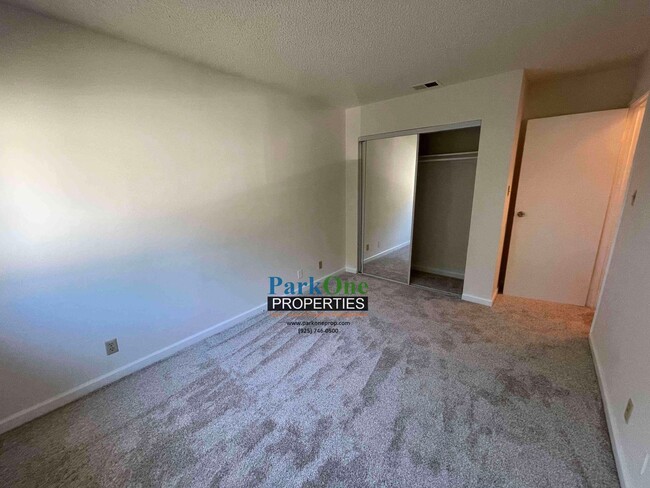 Building Photo - Great 2 bed 1 Bath Condo in Concord Availa...