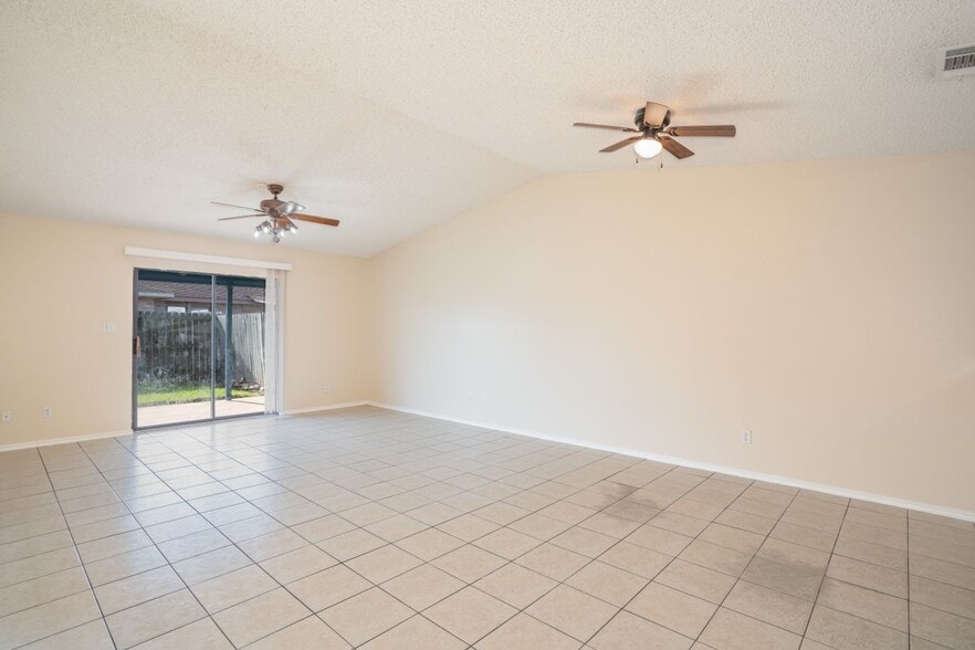 Building Photo - 1307 Lily Ln