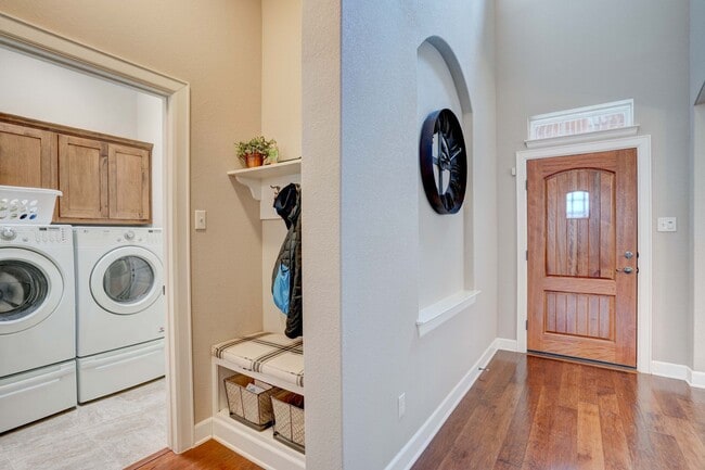 Building Photo - Beautiful 4 Bedroom, 3.5 Bathroom Home with Garage & Private Backyard