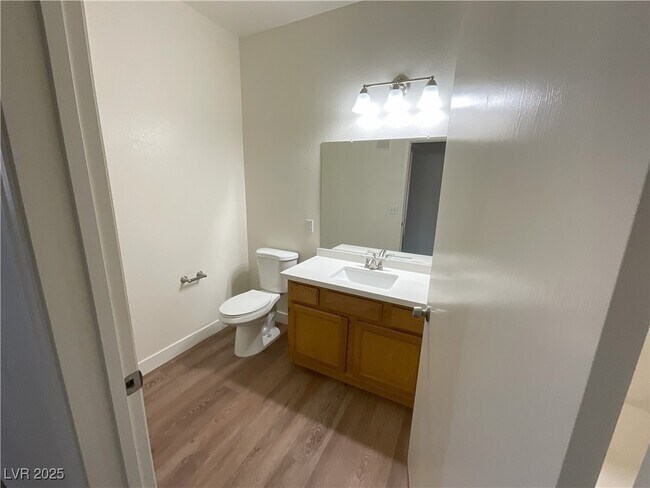 Building Photo - 3400 Cabana Dr