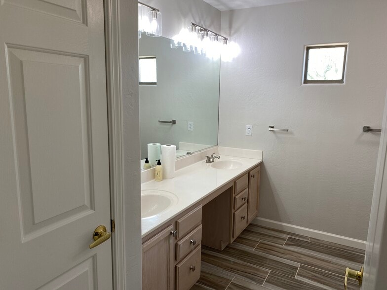 Building Photo - 8880 E Paraiso Dr