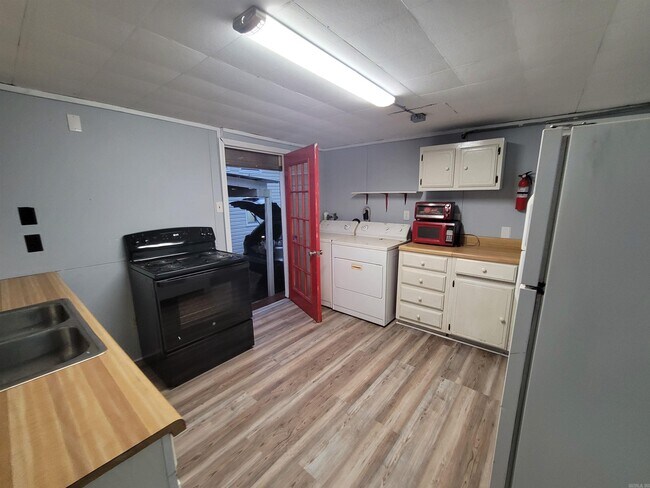 Building Photo - 112 Kenny St