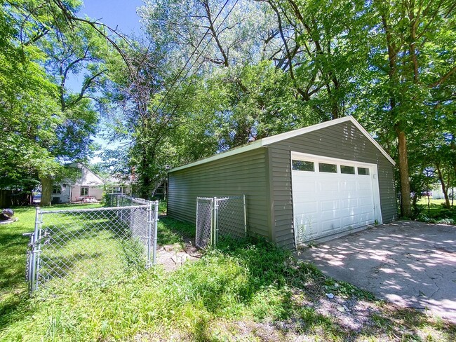 Building Photo - Wood St. Duplex (2818/2822)