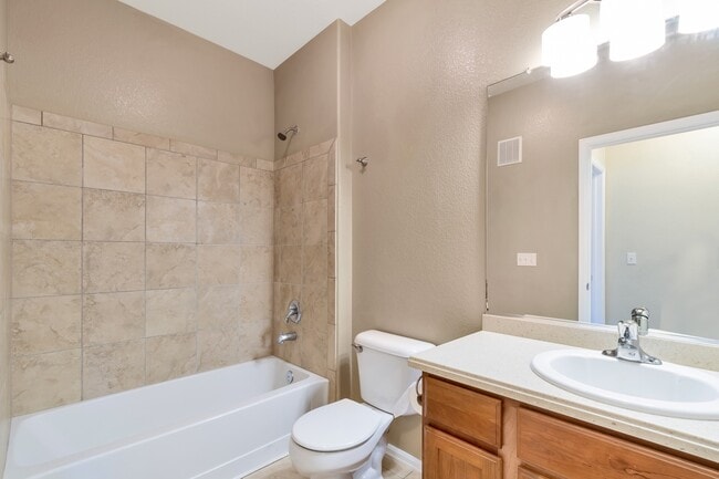 Building Photo - Updated, 3 Bed Condo in Aurora!!!!