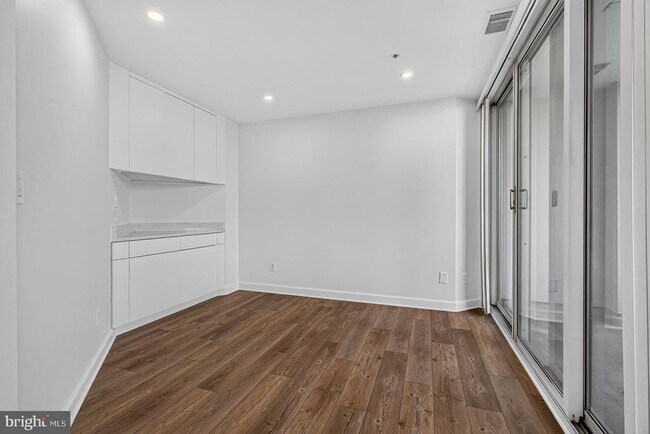 Building Photo - 100 Harborview Dr