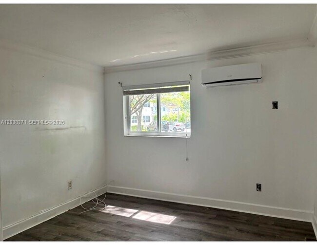Building Photo - 1014 Salzedo St