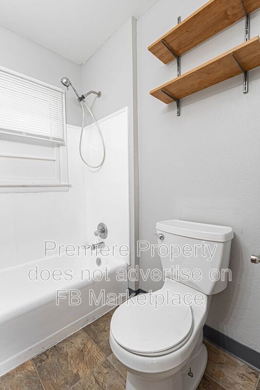 Building Photo - 1139 S Haden St