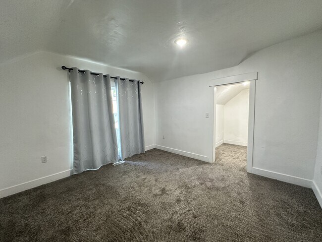 Building Photo - 568 W 300 N