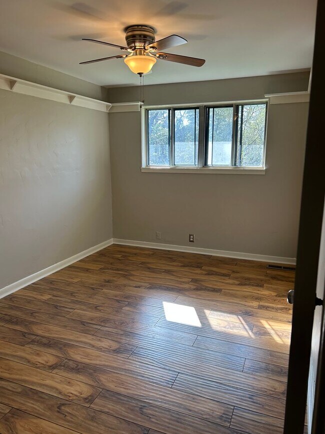 Building Photo - Contact Peggy 501 676 1758