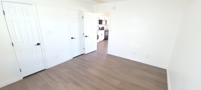 Building Photo - 1 BEDROOM UNIT IN PRIME PHOENIX LOCATION