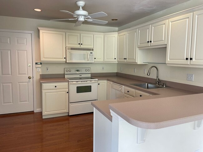 Building Photo - Luxury 3 Bedroom, 1.5 Bathroom End of Row ...