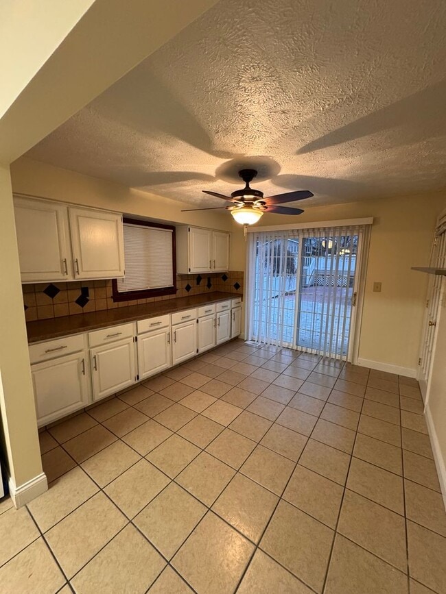 Building Photo - 853 Lawrence Ave