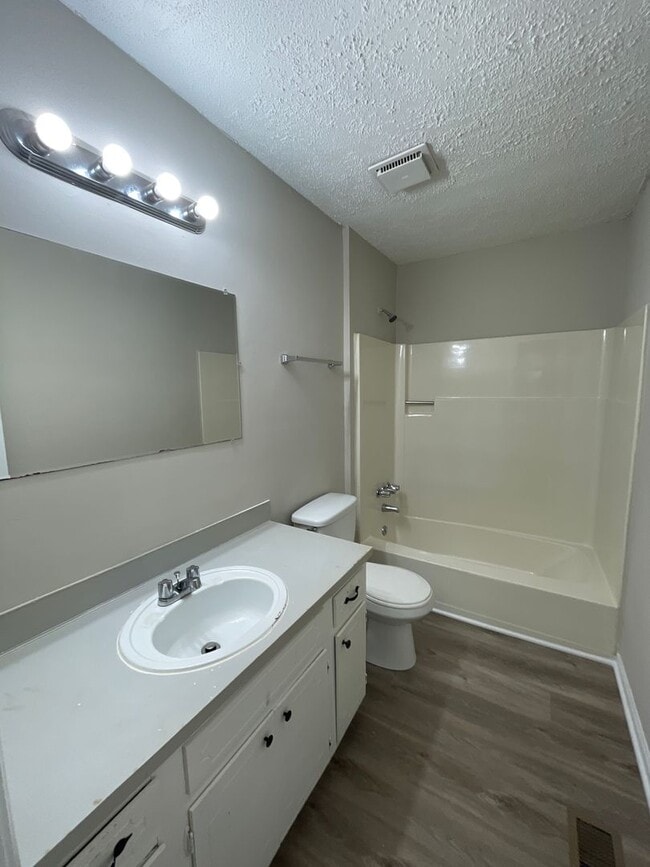 Building Photo - Great Duplex Unit Ready for YOU!