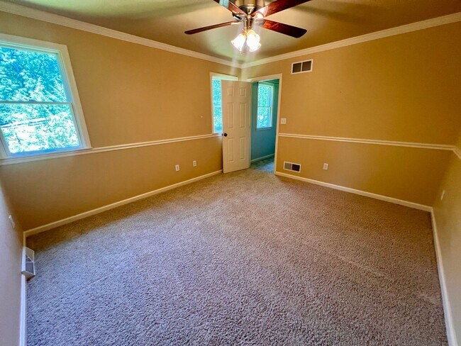 Building Photo - Cranberry - 6 bedroom 4 bathroom - Stunnin...