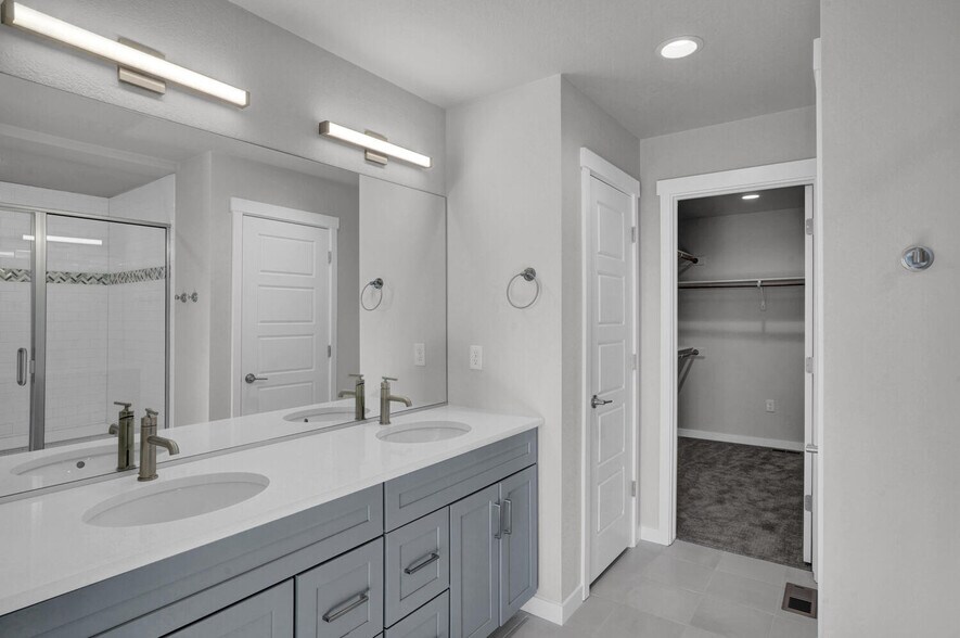 Upper Level Master Bathroom - 6351 Hijinks Ln