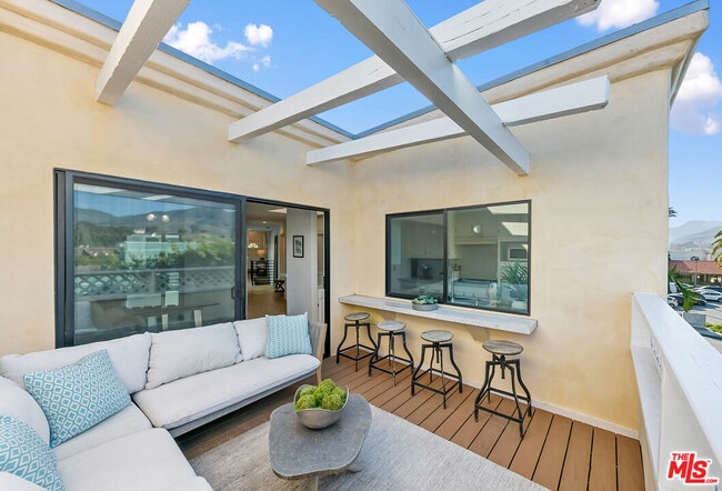 Building Photo - 6502 Dume Dr