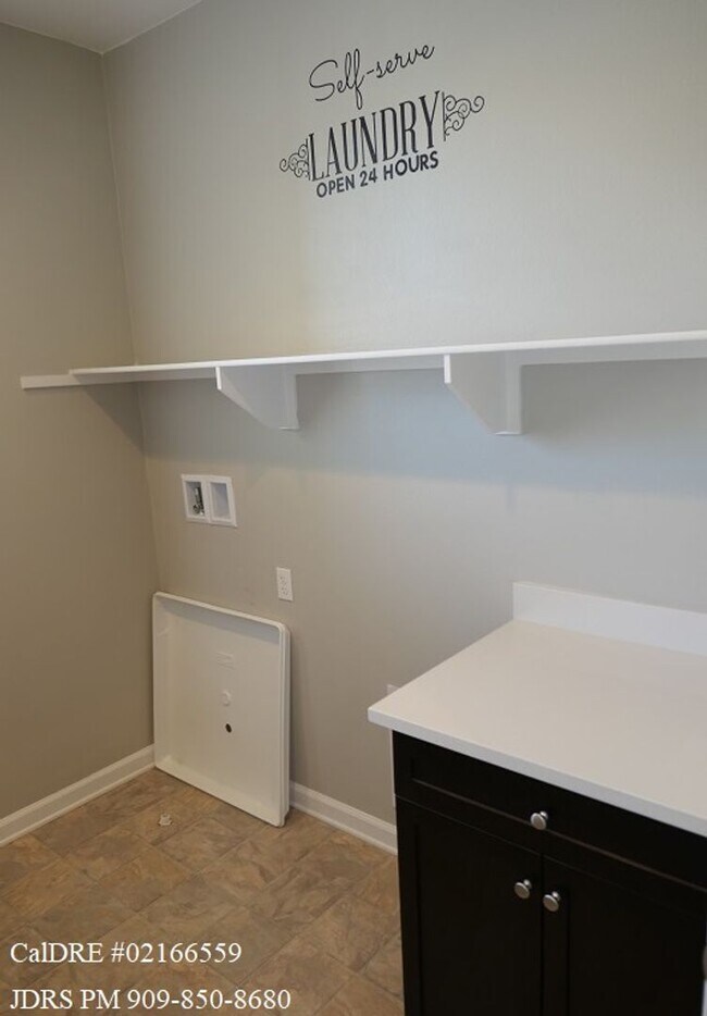 Building Photo - Ontario 3 Bedroom Condo