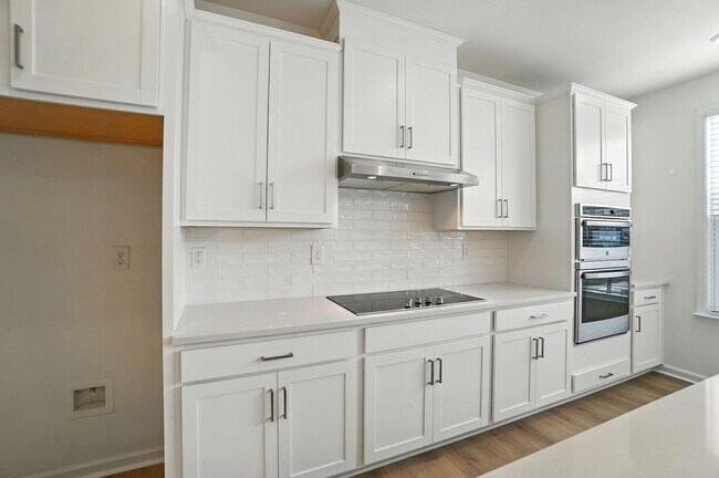 Building Photo - Brand-new three-story townhome in the Univ...