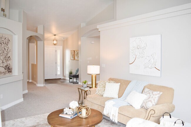 Building Photo - Idyllic Provo home w LOTS of garage space!