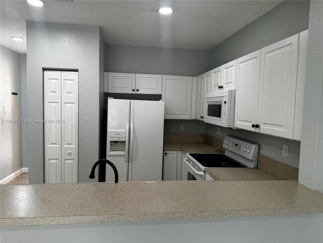 Building Photo - 1480 NE 33rd Ave