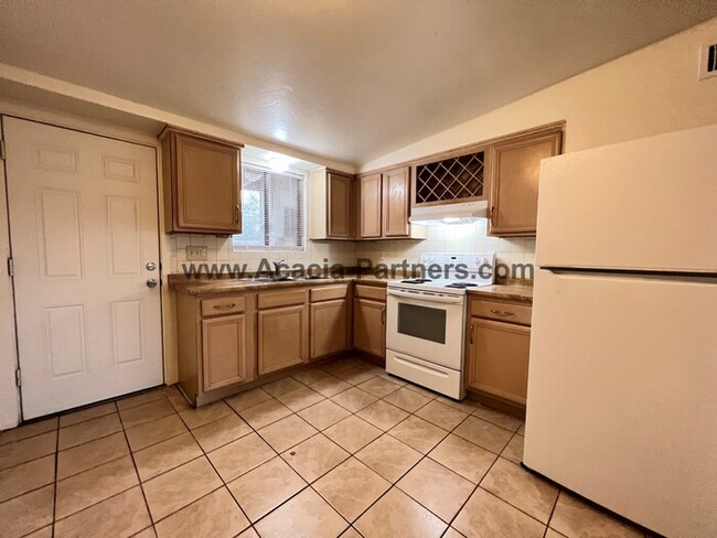 Building Photo - Two Bedroom/One Bath