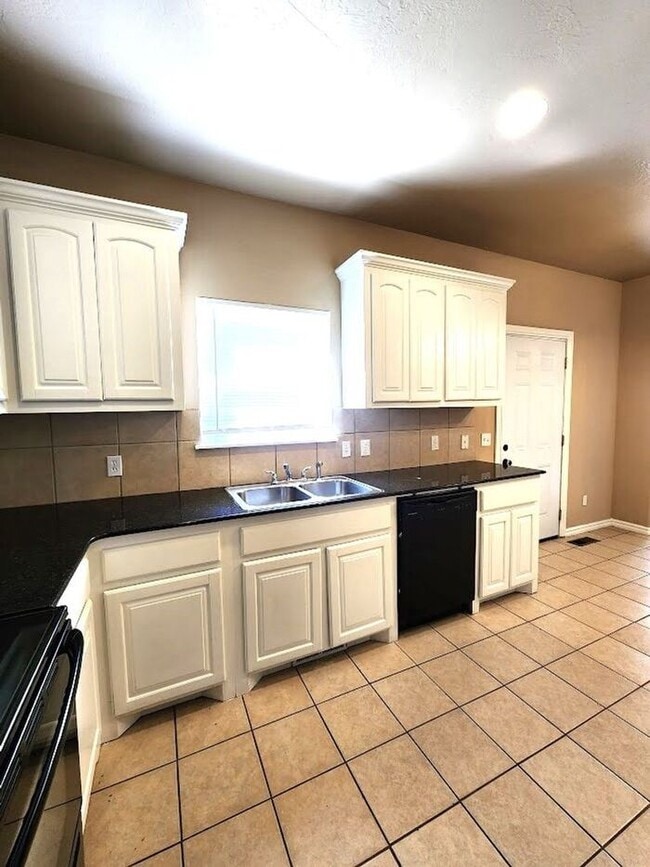 Building Photo - 4 Bed 2 Bath 2 Car Garage Executive Duplex in the Oxford Park Addition