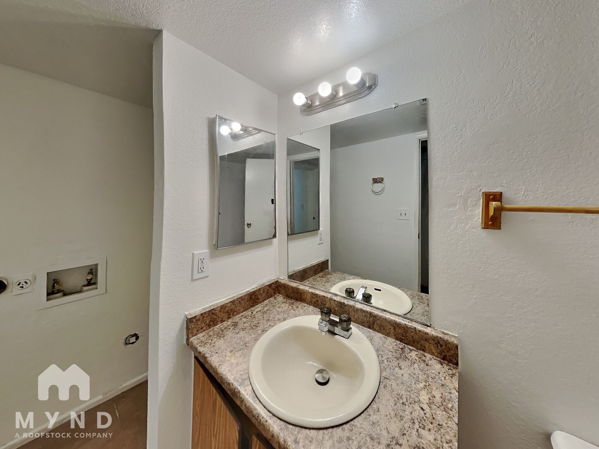 Building Photo - 260 W 8th Ave