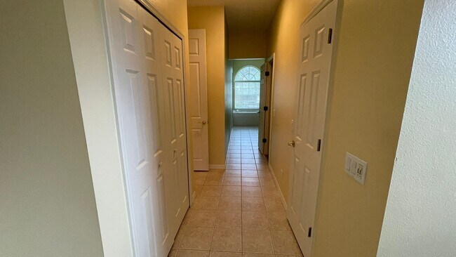 Building Photo - Unfurnished Annual Rental Available