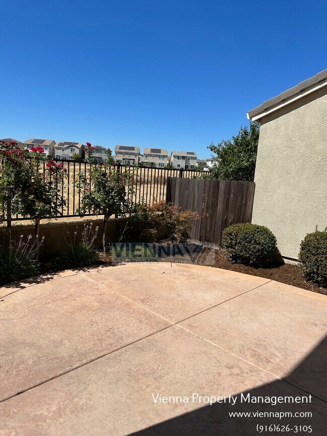 Building Photo - 1347 Larkspur Dr