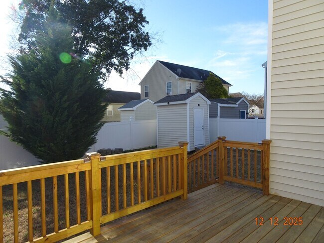 Building Photo - 3 Bedrooms, 2.5 Bathrooms Single Family Home