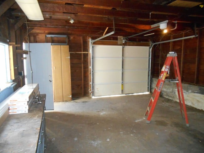 Building Photo - Completely Remodeled Home in Vibrant Sellw...