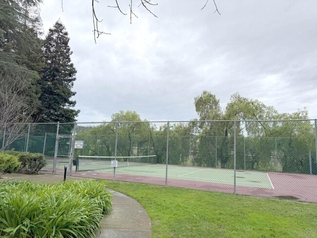 Building Photo - Excellent Location! Near BART, Downtown! Main Chance Estates Townhouse