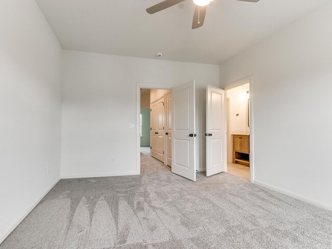 Building Photo - Luxury, Zero Maintenance Living Edmond Tow...