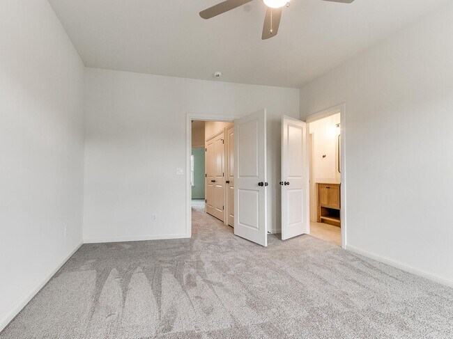 Building Photo - Luxury, Zero Maintenance Living Edmond Townhome