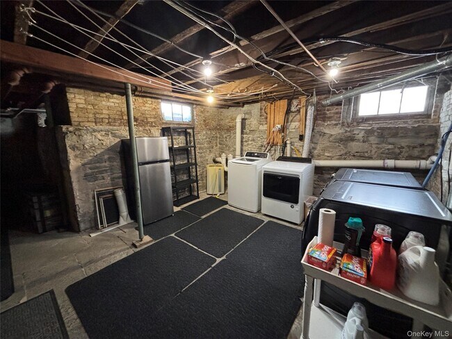 Building Photo - 11 W Bridge St