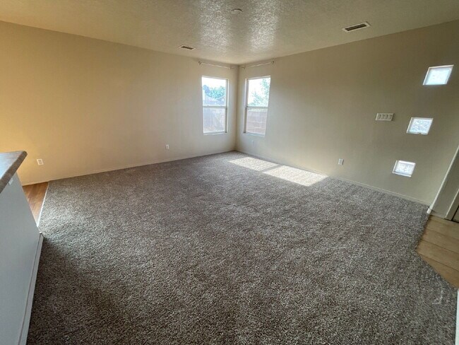 Building Photo - Two story 3 bedroom! Move in ready! Move i...