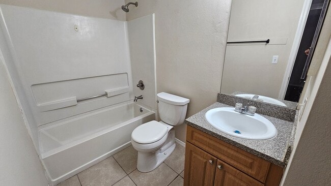 Building Photo - 2 Bedroom/2 Bathroom at Lancelot AVAILABLE AUGUST 10th!