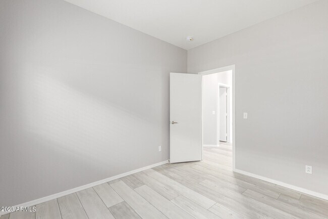 Building Photo - 2821 W Santa Cruz Ave