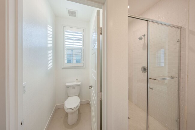 Building Photo - 216 Paramount