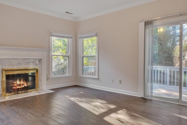 Building Photo - 207 Essex Dr