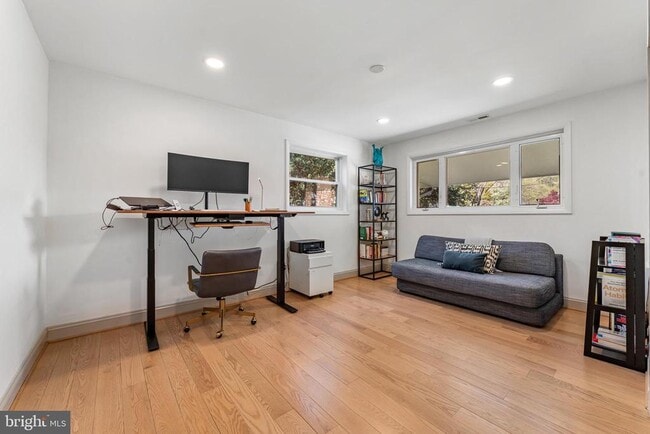 Building Photo - 2820 Ellicott St NW