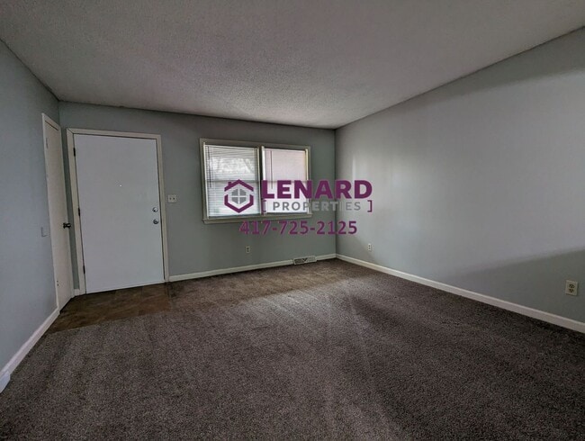 Building Photo - Charming 3-Bedroom Home with Fenced Yard & 2-Car Garage in Springfield